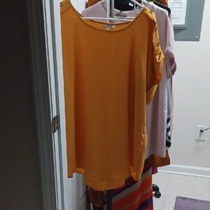 🍓Elegant Mustard Blouse with Button Detail